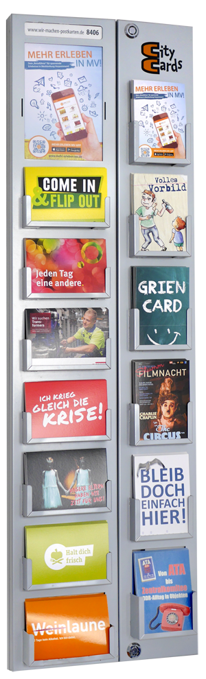 Die Produktabbildung eines CityCards Postkartenhalters mit erfolgreichen Beispielen von CityCards Kampagnen. 