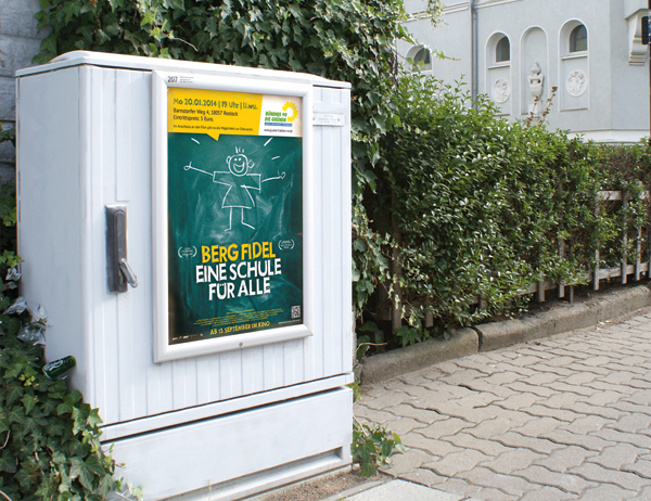 Wetterfester Alurahmen an einem Stromkasten für Plakatwerbung in Rostock von PINAX Werbemedien..